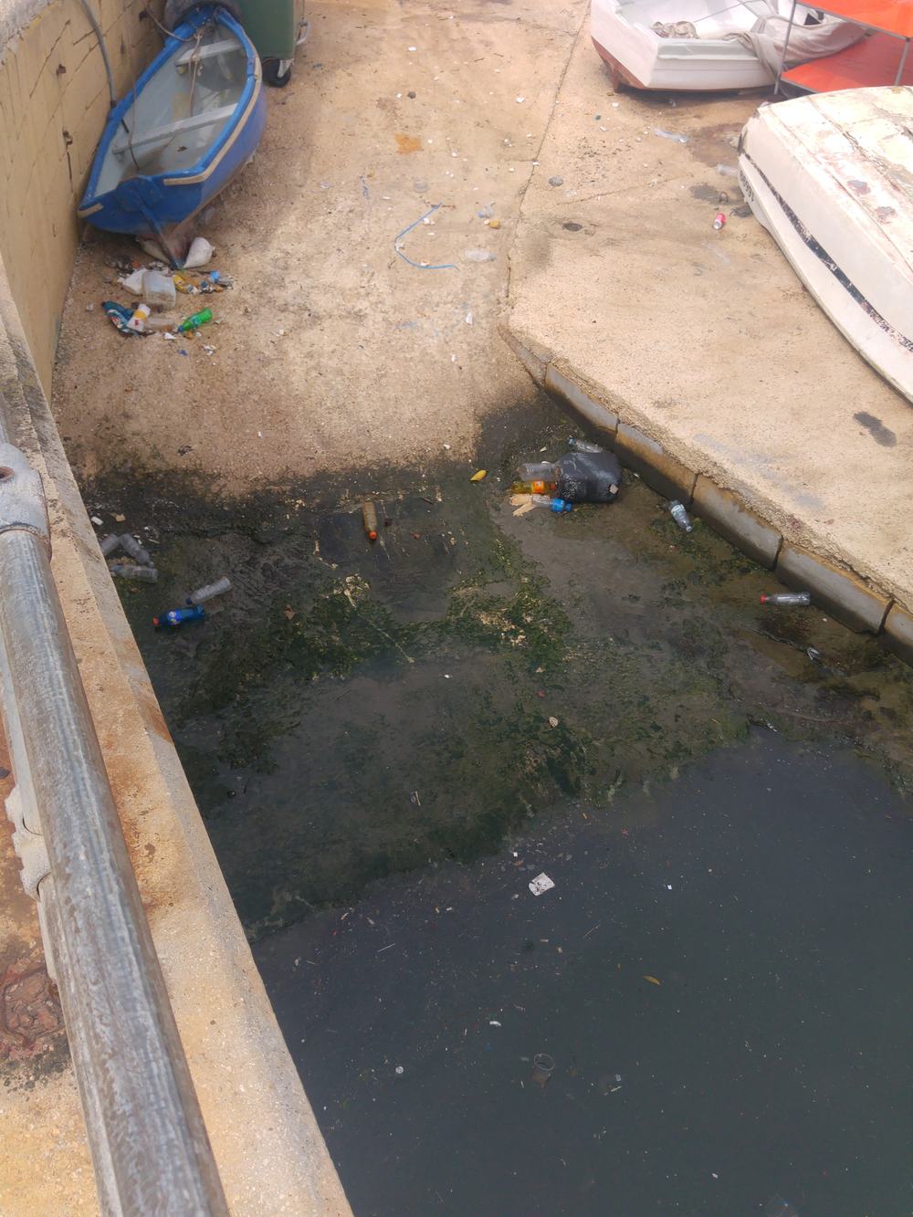 Harbour pollution